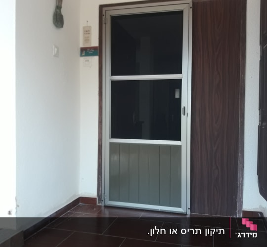 תריסים חומים ליד דלת כניסה עם זכוכית